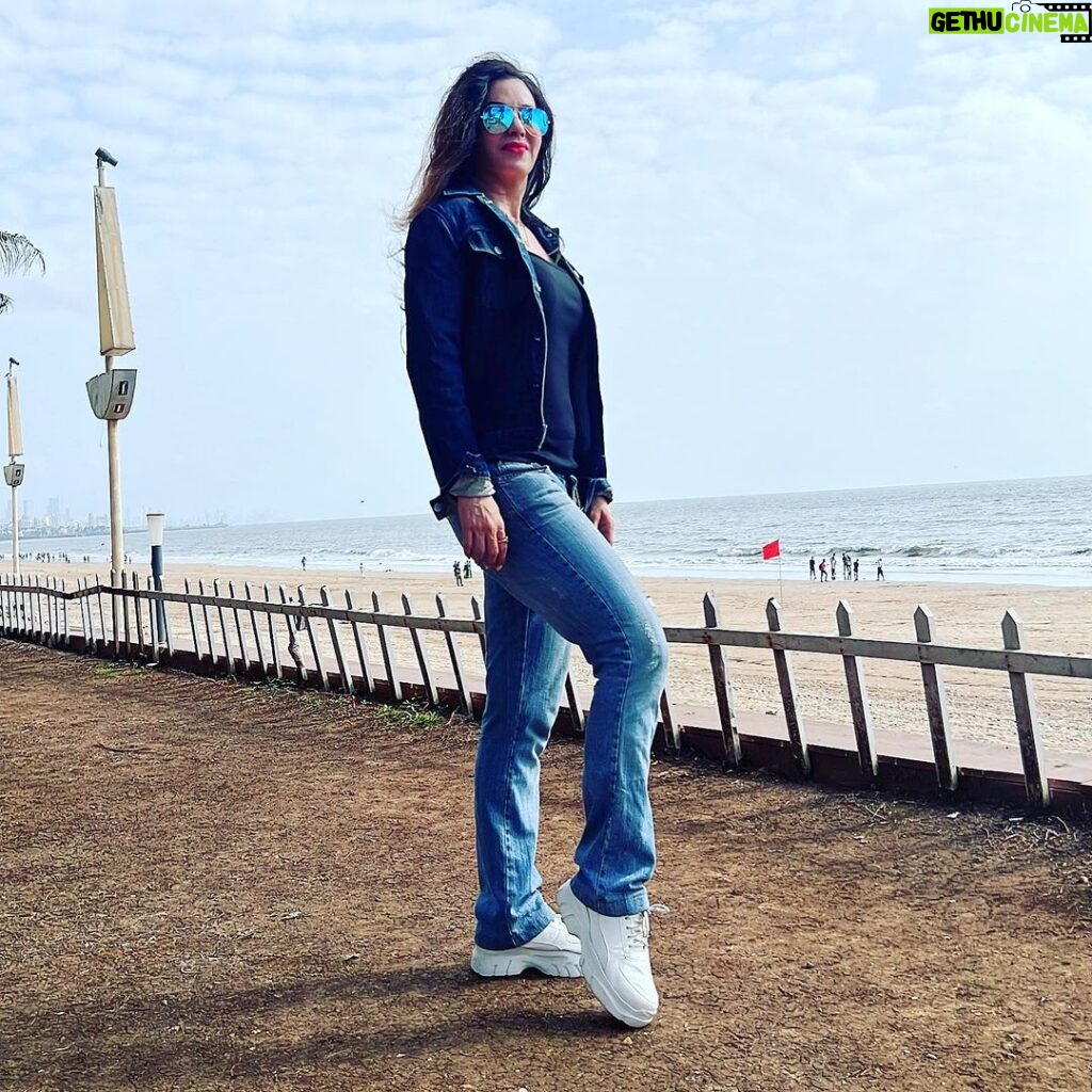 Mrinal Deshraj Instagram - GO OUTSIDE AND GET SOME SUNSHINE♥ : 📸 @rimaansen ♥ : #beautifullife #weather #beautiful #sunshine #beautifulday #mreedaazle #mreenaldeshraj ♥ Novotel Mumbai Juhu Beach