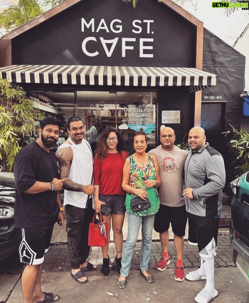 Mrinal Deshraj Instagram - A STRONG FAMILY HAS WELL WORN SEATS AT THE DINNER TABLE ♥️ : It is said that families that eat together stay together. This family has had a ritual of lunching together every Sunday even before I came into the picture. I am very happy to now be part of this tradition as well ♥️ : #friends #fruendslikefamily #colaba #lunch #sunday #beautifullife #fortunate #mreenaldeshraj #mreedaazle ♥️ Colaba, Mumbai