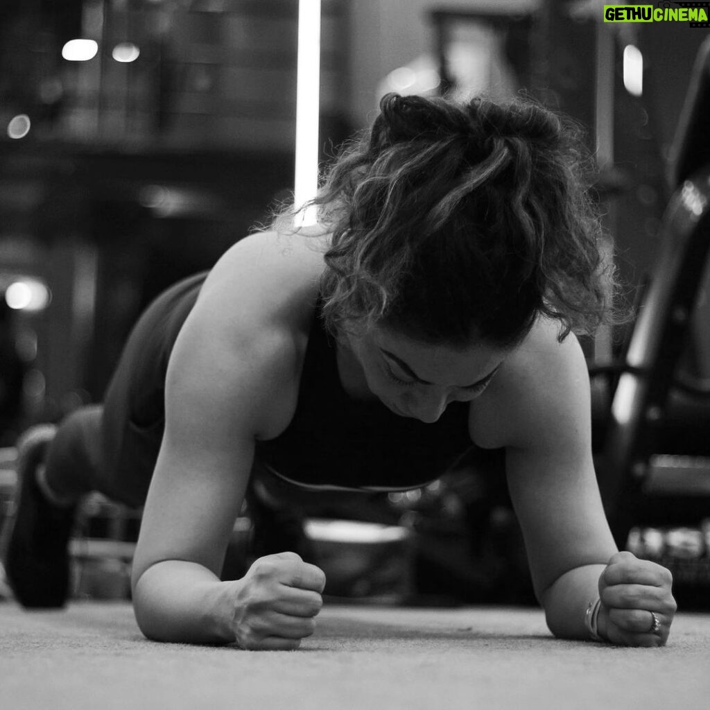 Mrinal Deshraj Instagram - BUILD A STRONG MIND; BUILD A STRONG BODY ♥️ : Mindset is what separates the best from the rest. Front Plank Variation ♥️ : #workout #fitness #fit #mreenaldeshraj #mreedaazle ♥️