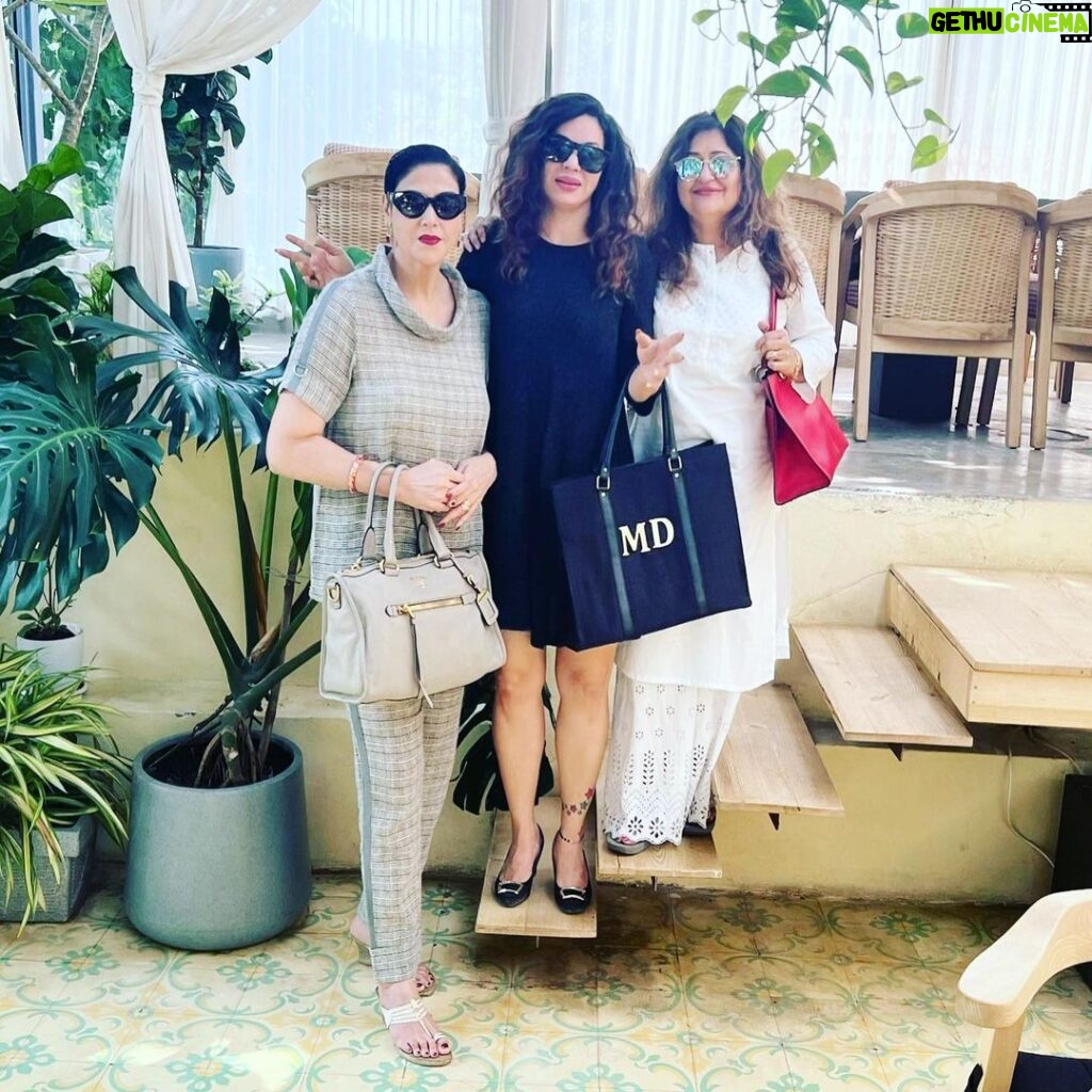 Mrinal Deshraj Instagram - THERE ARE BIG SHIPS AND SMALL SHIPS; BUT THE BEST SHIP OF ALL IS FRIENDSHIP ♥️ : Catching up with some of my favorite people ♥️ #friends #oldfriends #gorgeous #girls #comfort #lunch #theconservatory #food #chatting #bonding #healthy #healthyfood #delicious #fun #happiness #mreedaazle #mreenaldeshraj ♥️ The Conservatory