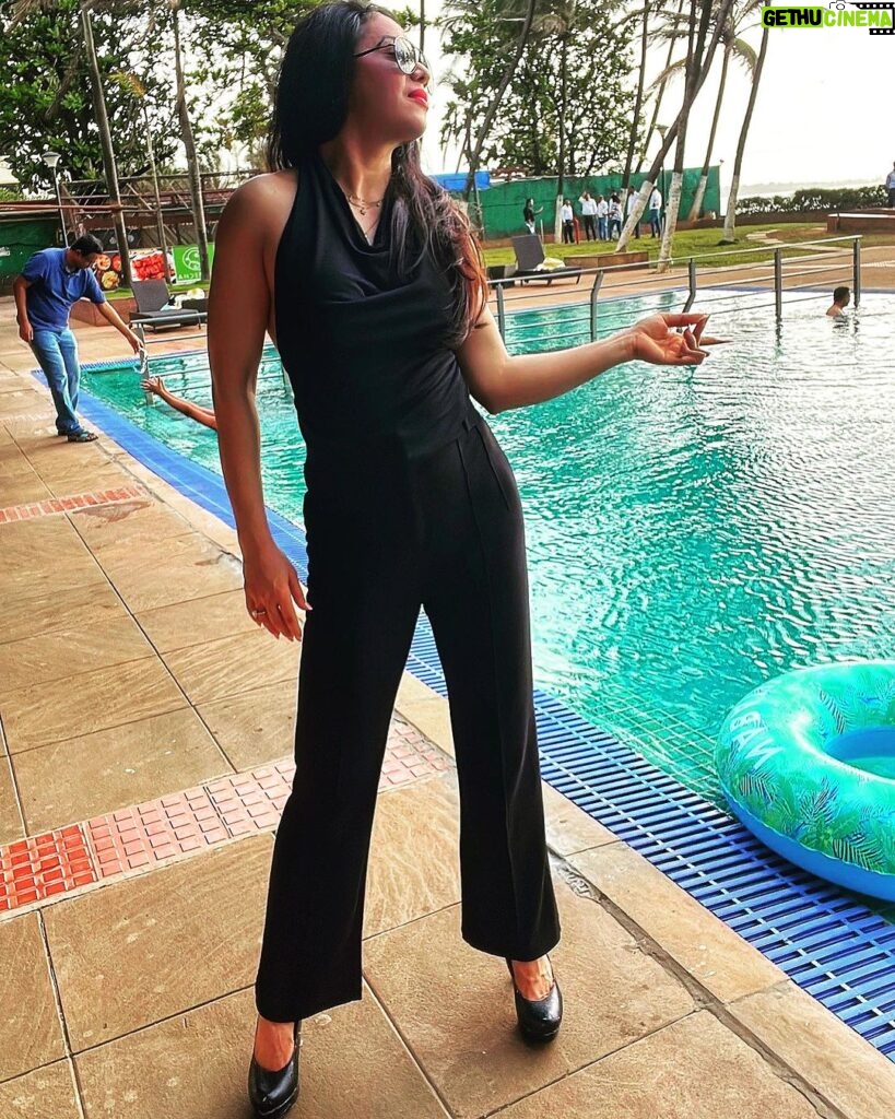 Mrinal Deshraj Instagram - A LITTLE BIT OF POOL TIME♥ : Life is cool by the pool♥ : #poolside #pool #vacation #holidays #fun #peace #love #husband #beautifullife #beautiful #moments ♥
