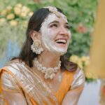 Mukti Mohan Instagram - A sprinkle of haldi and a whole lot of love💛🙌🏼 Jewellery : @vaidaan.official #KunalKoMiliMukti