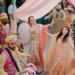 Mukti Mohan Instagram - Magic ✨. Masti 💃. Mehendi 🌸 #kunalkomilimukti @whokunalthakur @muktimohan @neetimohan18 @mohanshakti @nit_thakur Photos : @themadeinheaven