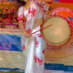 Nabanita Malakar Instagram - ঢাক বাজা কাঁসর বাজা উলু দে আর শাঁখ বাজা বছর পরে আবার এল মা যে পূজো পূজো গন্ধ নিয়ে নতুন গানের ছন্দ নিয়ে শারদীয়ায় খুশীতে মন নাচে এলো এলো এলো এলো মা, দূর্গা মা আরে এলো এলো এলো এলো মা, দূর্গা মা 🤍❤️ #durgapujo2023 #durgapuja #durga #durgamaa #pujo #pujovibes #sarodiya #positivevibes #refreshing #love #hope #happiness #festival #festivmood #festive #northbengal #trending #trendingreels #trendingsongs #trend #instagram #instagood #instadaily #nabanitamalakar #nabanitamalakar09 #nabanitamalakarofficial #nabanitamalakardoyel #jalpaiguri #kolkata