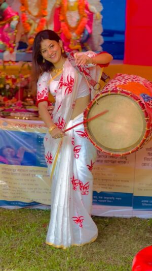 Nabanita Malakar Instagram - ঢাক বাজা কাঁসর বাজা
উলু দে আর শাঁখ বাজা
বছর পরে আবার এল মা যে
পূজো পূজো গন্ধ নিয়ে
নতুন গানের ছন্দ নিয়ে
শারদীয়ায় খুশীতে মন নাচে
এলো এলো এলো এলো মা, দূর্গা মা
আরে এলো এলো এলো এলো মা, দূর্গা মা 🤍❤️

#durgapujo2023 #durgapuja #durga #durgamaa #pujo #pujovibes #sarodiya #positivevibes #refreshing #love #hope #happiness #festival #festivmood #festive #northbengal #trending #trendingreels #trendingsongs #trend #instagram #instagood #instadaily #nabanitamalakar #nabanitamalakar09 #nabanitamalakarofficial #nabanitamalakardoyel #jalpaiguri #kolkata