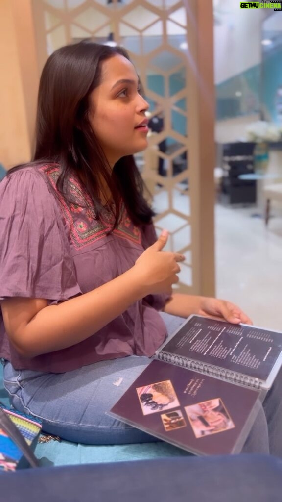 Nakshatra Murthy Instagram - Post marriage rituals 🧖‍♀! Giving a extremely good foot massage and head massage. The bombshell pedicure was juts that I wanted ,,,, and head massage plus spa has awakened my inner soul 🫡😜 ! Thanks for having me @ksartistryan You guys did a wonderful job pampering me 🦋
