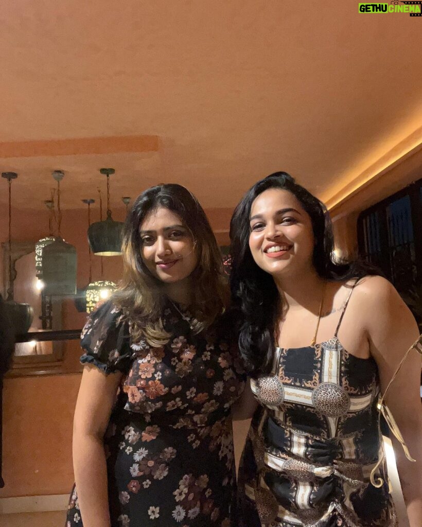 Nakshatra Murthy Instagram - Gathered around a table , storied are shared,,, memories are created & friendship is abundantly grown 🌃 ! And how could we miss the Mother Nature blessing us with an incredible night with rain and thunder!!! . Location @ignna.chennai Loved the ambiance 🪻