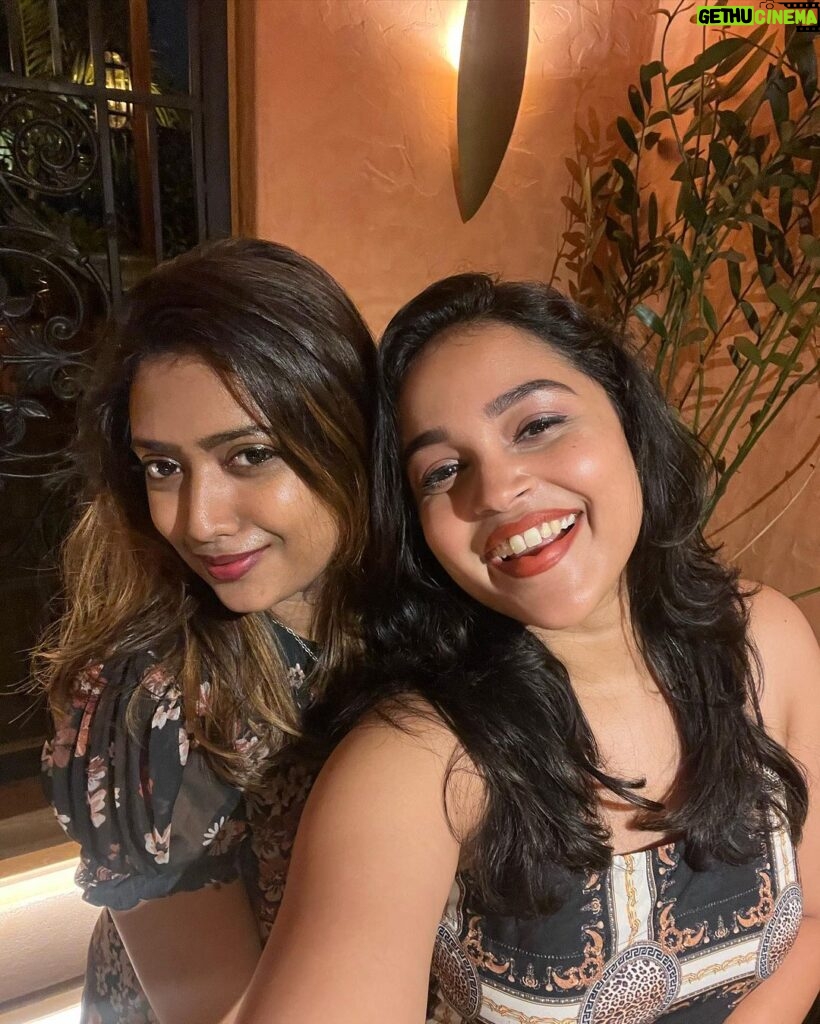 Nakshatra Murthy Instagram - Gathered around a table , storied are shared,,, memories are created & friendship is abundantly grown 🌃 ! And how could we miss the Mother Nature blessing us with an incredible night with rain and thunder!!! . Location @ignna.chennai Loved the ambiance 🪻