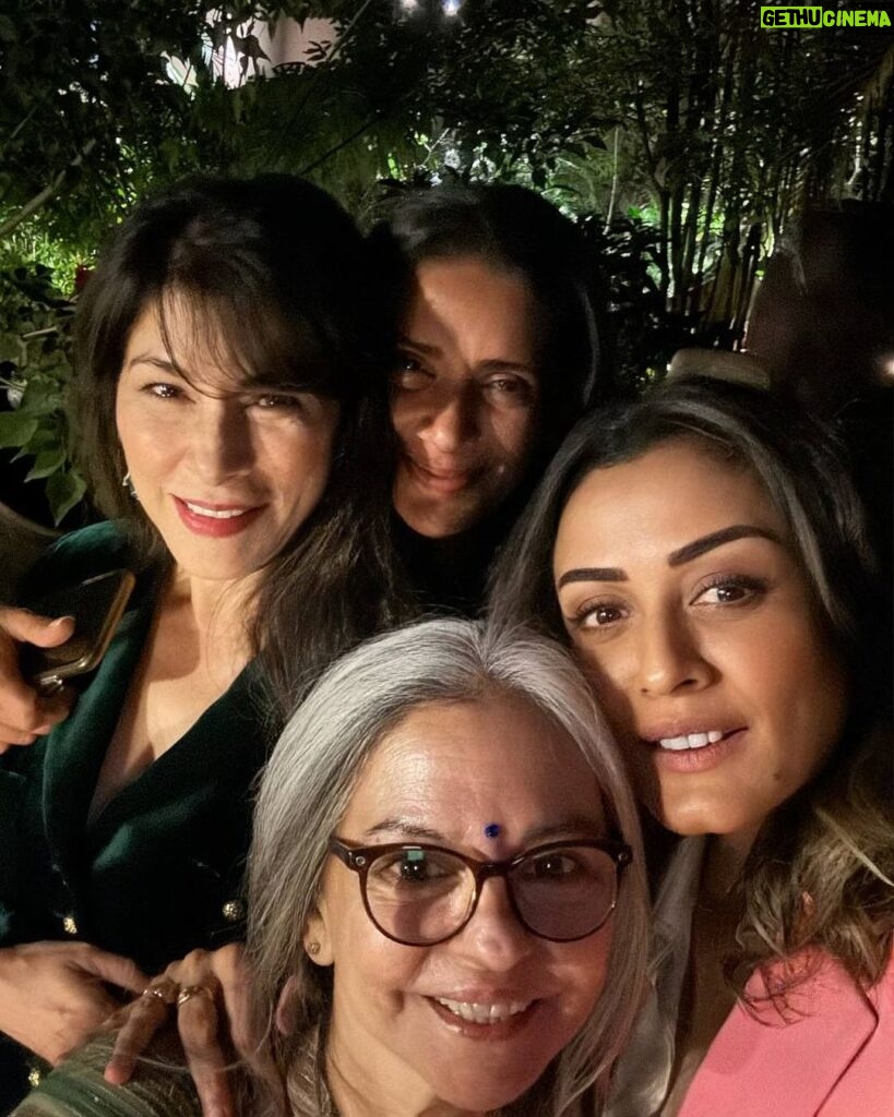 Namrata Shirodkar Instagram - So much love in one frame ♥️ A fabulous evening filled with interesting conversation, and lovely people. Hosted by none other than the wonderful @shalini_bhupal 🤗 So so nice to see you @ferozegujral , you look beautiful, as always♥️♥️ A delightful evening with my besties @mehrjesia @sangu.r ♥️