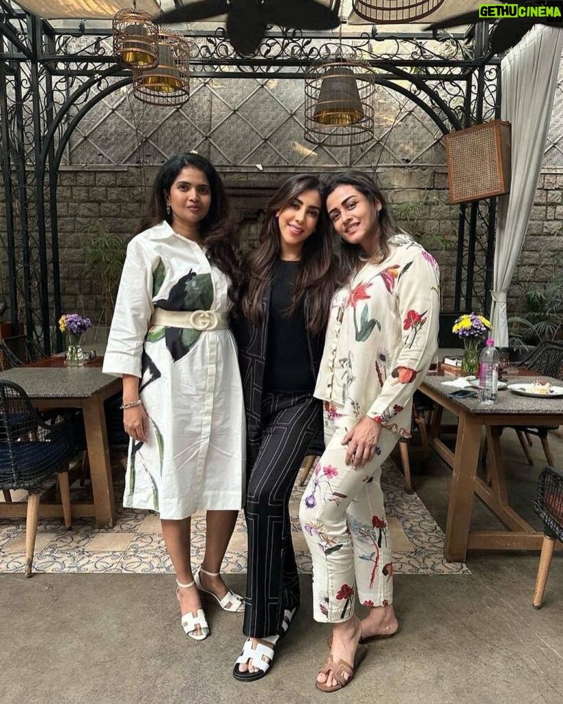 Namrata Shirodkar Instagram - Lunching with my girls 🩷 filled with laughter, good food and great company! And loving the new brows by my good friend @browsbysuman