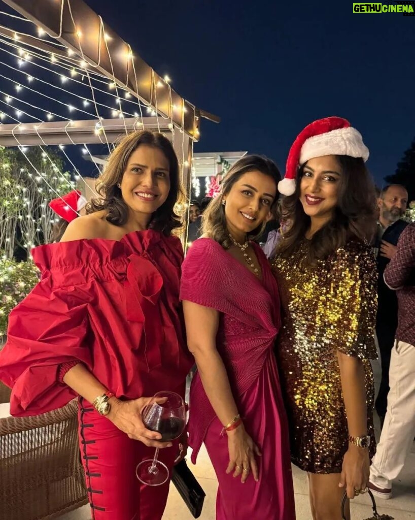 Namrata Shirodkar Instagram - Yule find me at the party!! 🎄 Great food, good music and some lovely people. Thank you @sabina.xavier for a wonderful evening!! Merry Xmas ❄️ #Christmas2023