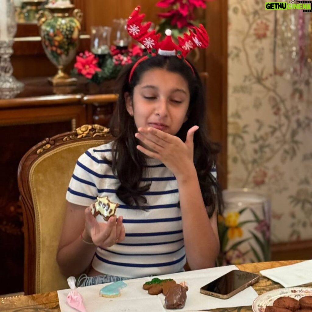 Namrata Shirodkar Instagram - Cookie-making can’t get better! A tradition at the Xavier’s every year, and a start to ending the new year on a fabulous note…♥️ Here’s to many more! @sabina.xavier @xavieraugustin