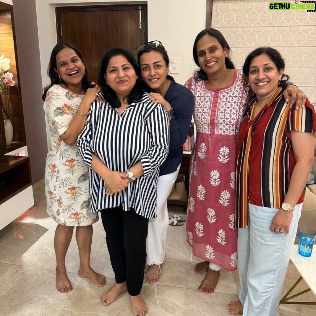 Namrata Shirodkar Instagram - School moms lunch !! My fun bunch meets once a month in rotation of each ones houses and all the boys too 😍😍😍it’s our way of staying connected even though our sons have moved out of school .. A lovely afternoon, filled with laughter, conversation and great food. It was wonderful catching up with all of you! ♥️Smitha ur next 🤗🤗🤗 @sunayanau @vadlamudishilpa @smitharajesh1510 @sandy_kumari1