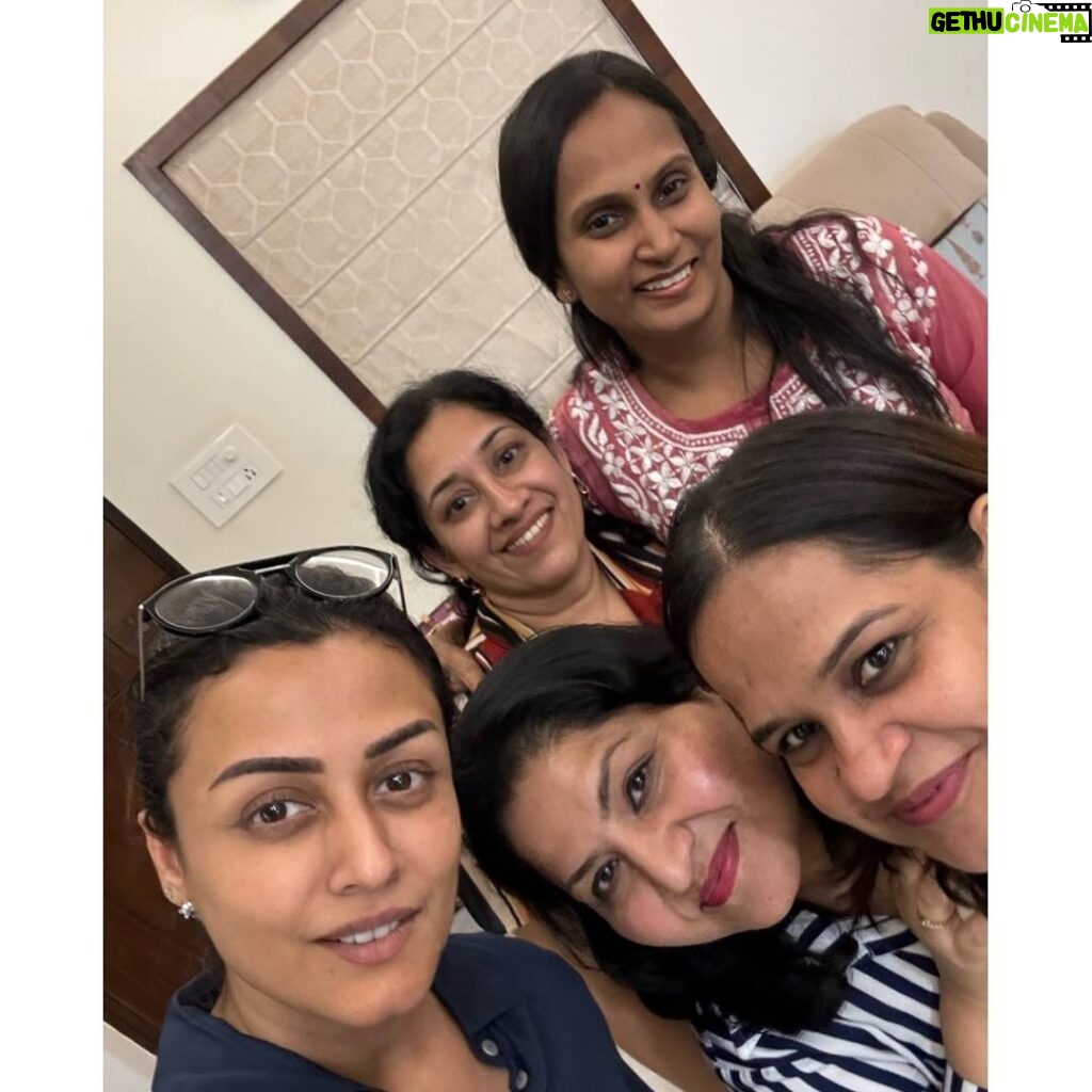 Namrata Shirodkar Instagram - School moms lunch !! My fun bunch meets once a month in rotation of each ones houses and all the boys too 😍😍😍it’s our way of staying connected even though our sons have moved out of school .. A lovely afternoon, filled with laughter, conversation and great food. It was wonderful catching up with all of you! ♥️Smitha ur next 🤗🤗🤗 @sunayanau @vadlamudishilpa @smitharajesh1510 @sandy_kumari1