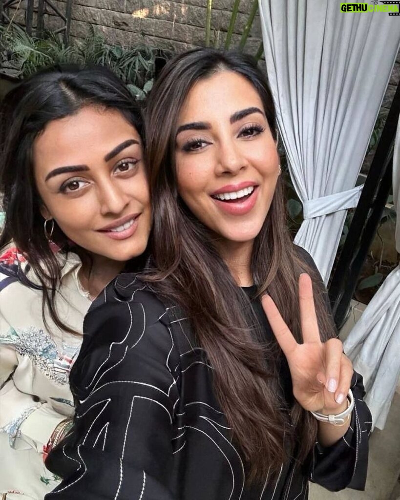 Namrata Shirodkar Instagram - Lunching with my girls 🩷 filled with laughter, good food and great company! And loving the new brows by my good friend @browsbysuman