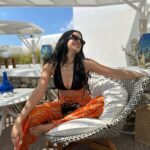 Natasa Stankovic Instagram - Dancing through the streets of Mykonos, one unforgettable step at a time! 💃🏻🧡 #IslandEscape #MykonosAdventures