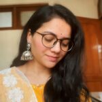 Nidhi Narwal Instagram - Kaise ho? 🌻 #nidhinarwal #lifeofnidhi #poetry #poetrycommunity #spokenword #stories #storytelling #poems #poet #poetsociety #jazbaatijantaa #stories #spokenwordpoetry #love #lifequotes #selfreminder