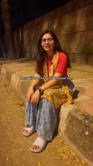 Nidhi Narwal Instagram - Toote dil walon, comments mein attendance laga do! ❤️‍🩹

#lifeofnidhi #nidhinarwal #nidhinarwalpoetry #reelsinstagram #explorepage✨ #trending #trendingreels #trendingaudio #lovequotes #hindipoetry #love #napowrimo