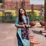 Nidhi Narwal Instagram - Koi mere crush ko bataye ki “Wo ladki” laal kile ke aage khadi hai. 🥲