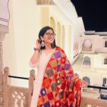 Nidhi Narwal Instagram - Log itne rang badalte hain jitne is dupatte mein bhi nahin hain. 🫢