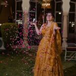 Nidhi Narwal Instagram - पागल होके ये दिल जिस पे मरता है वो झुमकों पे मरने वाली लड़की है कैसे प्यार न हो उससे यारों वो तो दिल के पार उतरने वाली लड़की है ~ निधि नरवाल ✨ 📸 : @thebombaybrigade