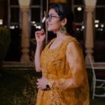 Nidhi Narwal Instagram - पागल होके ये दिल जिस पे मरता है वो झुमकों पे मरने वाली लड़की है कैसे प्यार न हो उससे यारों वो तो दिल के पार उतरने वाली लड़की है ~ निधि नरवाल ✨ 📸 : @thebombaybrigade