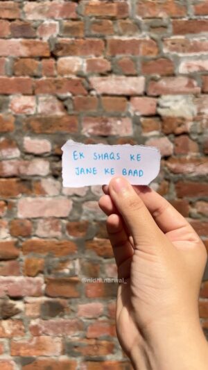 Nidhi Narwal Instagram - Sending hugs if you’ve lost a “person” 🫂
Cheezon ka kya hai, ye toh khoti hi rehti hain. 

#nidhinarwal #lifeofnidhi #poetry #poem #poemoftheday #ghar #grief #spokenword #spokenwordpoetry #life