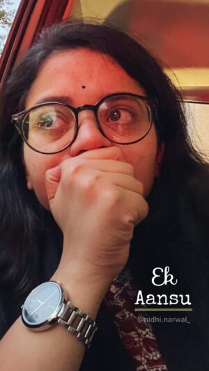 Nidhi Narwal Instagram - On some days, “hope” becomes a very difficult thing to keep. :’) ❤️‍🩹

#nidhinarwal #lifeofnidhi #jazbaatijantaa #poem #poems #poetry #poetrycommunity #poets #hindikavita #spokenword #spokenwordpoetry #spoken #poemsforthesoul #love #hope #relationship #relationshiptoself