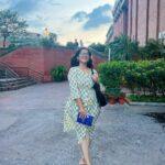 Nidhi Narwal Instagram - हवा में उड़ती ज़ुल्फ़ें और अपने ख़्वाबों में उड़ती लड़की, बोहोत अच्छी लगती हैं 🍃🌻✨