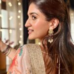 Nidhi Shah Instagram - Sari duniya se mulaqat karna ek taraf, Tere sath bethna Tujhe dekhna ek taraf❤️