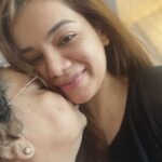 Nidhi Singh Instagram - Sunday morning cuddles with mumma.💞 At the age of 17, I moved to the maximum city and 17 years later.. I get to live with Ma, all over again… Thank you Bom-Bae. ❤️❤️ (She yelled at me 5 mins ago 💁🏻‍♀️😬)