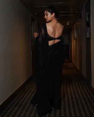 Nidhi Singh Instagram - Bespoke ✨✨
.
.
#PremierNight #Apharan2 #RanjanaButCouture