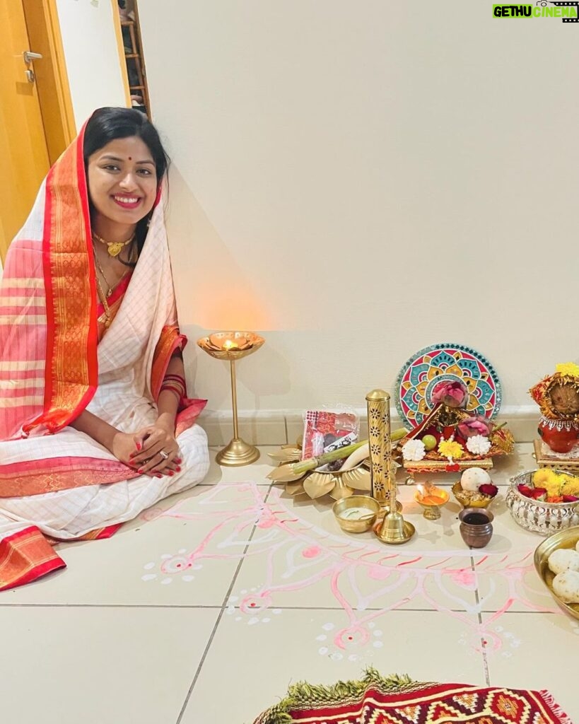 Niharika Dash Instagram - My first Manabasa Gurubara. I grew up seeing my mother performing this auspicious puja. Today, I got the opportunity to do it myself. Thanks Mom @nandinimohapatrasarangi_ for your guidance, which made all this possible. May Maa Laxmi bring lots of happiness in our lives. Dubai, United Arab Emirates