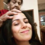 Nimrat Kaur Instagram - 👵🏼💆🏻‍♀️ = दुनिया का सबसे बड़ा सुख 🥹♥️♾️ #afterparty #postdiwalidetox #heaven Nani's House