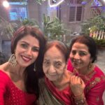 Nimrat Kaur Instagram - सरसों के तेल के दीयों, अपने हाथ की रंगोली, ढेर सारी मिठाई और सबसे ज़्यादा प्यार के साथ मेरे परिवार से आप सभी को happy happy Diwali!!!!!! ♥️🌟🪔😘 #happydiwali #familytime #favtimeofyear Noida
