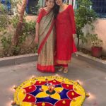 Nimrat Kaur Instagram - सरसों के तेल के दीयों, अपने हाथ की रंगोली, ढेर सारी मिठाई और सबसे ज़्यादा प्यार के साथ मेरे परिवार से आप सभी को happy happy Diwali!!!!!! ♥️🌟🪔😘 #happydiwali #familytime #favtimeofyear Noida