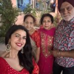 Nimrat Kaur Instagram - सरसों के तेल के दीयों, अपने हाथ की रंगोली, ढेर सारी मिठाई और सबसे ज़्यादा प्यार के साथ मेरे परिवार से आप सभी को happy happy Diwali!!!!!! ♥️🌟🪔😘 #happydiwali #familytime #favtimeofyear Noida