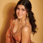 Nimrat Kaur Instagram - Happy happy Diwali!!! Love, light and joy to everyone…🪔🌟♥️ दिवाली की बहुत बहुत शुभकामनाएँ आप सभी को…मिठाई और मनोरंजन में आपका पूरा दिन निकले 🪔🌟♥️ HMU : @shraddhamishra8 assisted by @bharatlimba.hmu Stylist : @namitaalexander assisted by @simrannakraa Outfit : @paulmiandharsh Jewellery : @ekvayajewels @goldenwindow @ascend.rohank Photographer : @visualaffairs_va #happydiwali #loveandlight