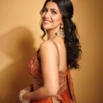 Nimrat Kaur Instagram - Happy happy Diwali!!! Love, light and joy to everyone…🪔🌟♥️ दिवाली की बहुत बहुत शुभकामनाएँ आप सभी को…मिठाई और मनोरंजन में आपका पूरा दिन निकले 🪔🌟♥️ HMU : @shraddhamishra8 assisted by @bharatlimba.hmu Stylist : @namitaalexander assisted by @simrannakraa Outfit : @paulmiandharsh Jewellery : @ekvayajewels @goldenwindow @ascend.rohank Photographer : @visualaffairs_va #happydiwali #loveandlight