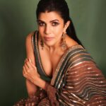 Nimrat Kaur Instagram - Happy धनतेरस ❤️🪷🌟 HMU : @shraddhamishra8 assisted by @bharatlimba.hmu Outfit : @vvanivats Jewellery : @amrapalijewels (earrings, polki Pearl bangle) Gold bangle : @mortantra Stylist : @khyatibusa assisted by @sakshilakhani_06 #happydhanteras #diwalilove #diwalinights✨