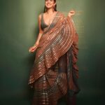 Nimrat Kaur Instagram - Happy धनतेरस ❤️🪷🌟 HMU : @shraddhamishra8 assisted by @bharatlimba.hmu Outfit : @vvanivats Jewellery : @amrapalijewels (earrings, polki Pearl bangle) Gold bangle : @mortantra Stylist : @khyatibusa assisted by @sakshilakhani_06 #happydhanteras #diwalilove #diwalinights✨