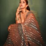 Nimrat Kaur Instagram - Happy धनतेरस ❤️🪷🌟 HMU : @shraddhamishra8 assisted by @bharatlimba.hmu Outfit : @vvanivats Jewellery : @amrapalijewels (earrings, polki Pearl bangle) Gold bangle : @mortantra Stylist : @khyatibusa assisted by @sakshilakhani_06 #happydhanteras #diwalilove #diwalinights✨