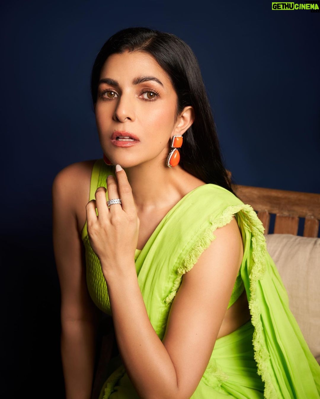 Nimrat Kaur Instagram - Hari pari 💚🍀 HMU : @nishisingh_muah assisted by ...