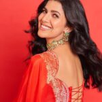 Nimrat Kaur Instagram – Be the moon you’re waiting to see!! 🌹😋🌶️ 

HMU : @shraddhamishra8 assisted by @bharatlimba.hmu 
Sari : @ekayabanaras 
Jewellery : @amrapalijewels 
Photographer : @kvenayaak 

#KarvaNot🌖🙅🏻‍♀️ #laalpari #alsolaalchaddi #promotions #BossBabeBela♠️ #BelaDiaries❤️‍🔥 #SajiniShindeKaViralVideo