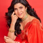 Nimrat Kaur Instagram – Be the moon you’re waiting to see!! 🌹😋🌶️ 

HMU : @shraddhamishra8 assisted by @bharatlimba.hmu 
Sari : @ekayabanaras 
Jewellery : @amrapalijewels 
Photographer : @kvenayaak 

#KarvaNot🌖🙅🏻‍♀️ #laalpari #alsolaalchaddi #promotions #BossBabeBela♠️ #BelaDiaries❤️‍🔥 #SajiniShindeKaViralVideo