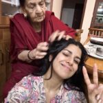 Nimrat Kaur Instagram - 👵🏼💆🏻‍♀️ = दुनिया का सबसे बड़ा सुख 🥹♥️♾️ #afterparty #postdiwalidetox #heaven Nani's House