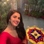 Nimrat Kaur Instagram - सरसों के तेल के दीयों, अपने हाथ की रंगोली, ढेर सारी मिठाई और सबसे ज़्यादा प्यार के साथ मेरे परिवार से आप सभी को happy happy Diwali!!!!!! ♥️🌟🪔😘 #happydiwali #familytime #favtimeofyear Noida