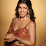 Nimrat Kaur Instagram - Happy happy Diwali!!! Love, light and joy to everyone…🪔🌟♥️ दिवाली की बहुत बहुत शुभकामनाएँ आप सभी को…मिठाई और मनोरंजन में आपका पूरा दिन निकले 🪔🌟♥️ HMU : @shraddhamishra8 assisted by @bharatlimba.hmu Stylist : @namitaalexander assisted by @simrannakraa Outfit : @paulmiandharsh Jewellery : @ekvayajewels @goldenwindow @ascend.rohank Photographer : @visualaffairs_va #happydiwali #loveandlight