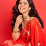 Nimrat Kaur Instagram – Be the moon you’re waiting to see!! 🌹😋🌶️ 

HMU : @shraddhamishra8 assisted by @bharatlimba.hmu 
Sari : @ekayabanaras 
Jewellery : @amrapalijewels 
Photographer : @kvenayaak 

#KarvaNot🌖🙅🏻‍♀️ #laalpari #alsolaalchaddi #promotions #BossBabeBela♠️ #BelaDiaries❤️‍🔥 #SajiniShindeKaViralVideo