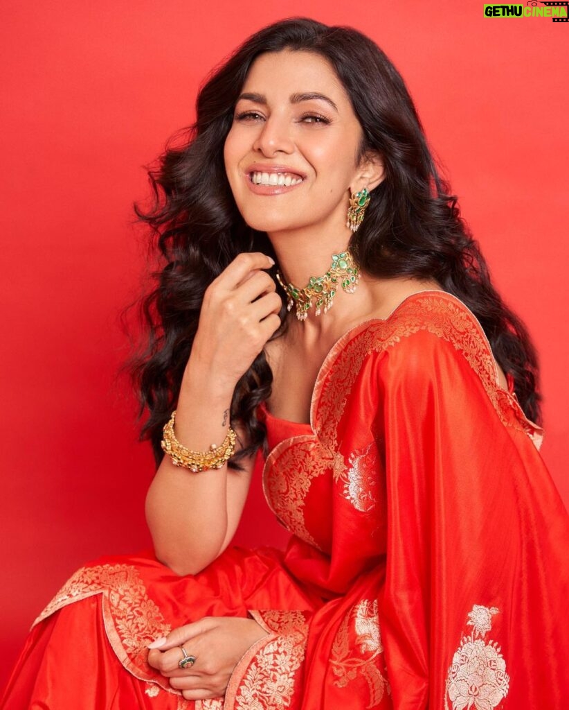 Nimrat Kaur Instagram - Be the moon you’re waiting to see!! 🌹😋🌶️ HMU : @shraddhamishra8 assisted by @bharatlimba.hmu Sari : @ekayabanaras Jewellery : @amrapalijewels Photographer : @kvenayaak #KarvaNot🌖🙅🏻‍♀️ #laalpari #alsolaalchaddi #promotions #BossBabeBela♠️ #BelaDiaries❤️‍🔥 #SajiniShindeKaViralVideo